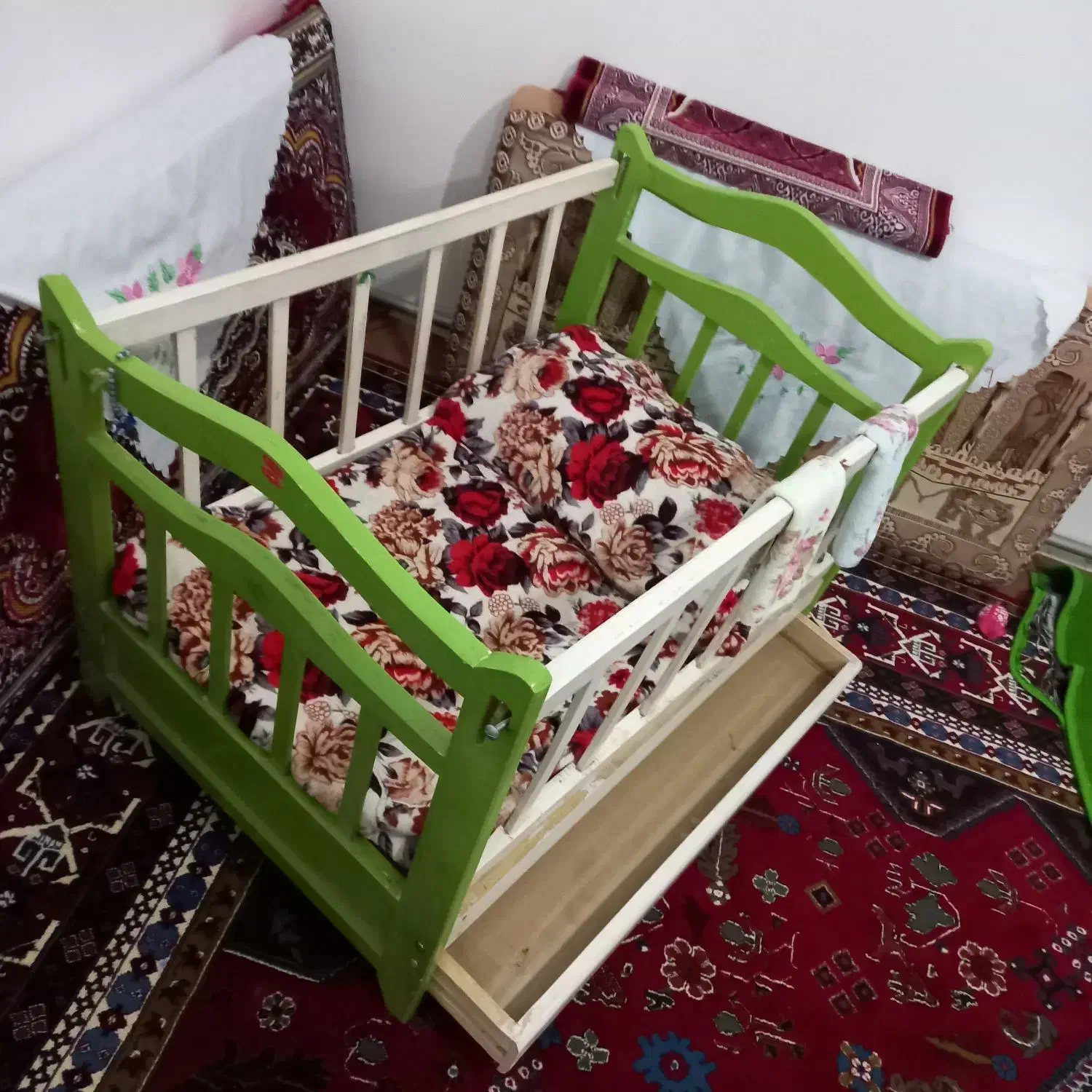 گهواره چوبی|تخت و صندلی بچه|سلماس, |دیوار