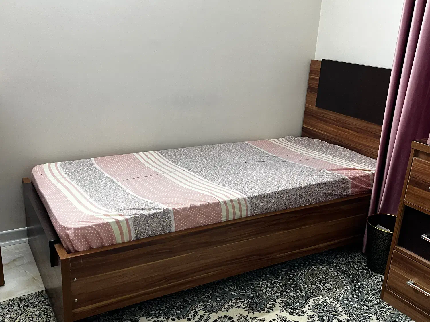 تخت خواب یک نفره و میزارایش|تخت و سرویس خواب|اصفهان, آبشار|دیوار