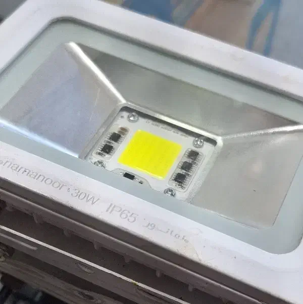 تعمیر تخصصی لامپ پرژکتور لوستر هالوژن محافظ|خدمات پیشه و مهارت|اراک, |دیوار