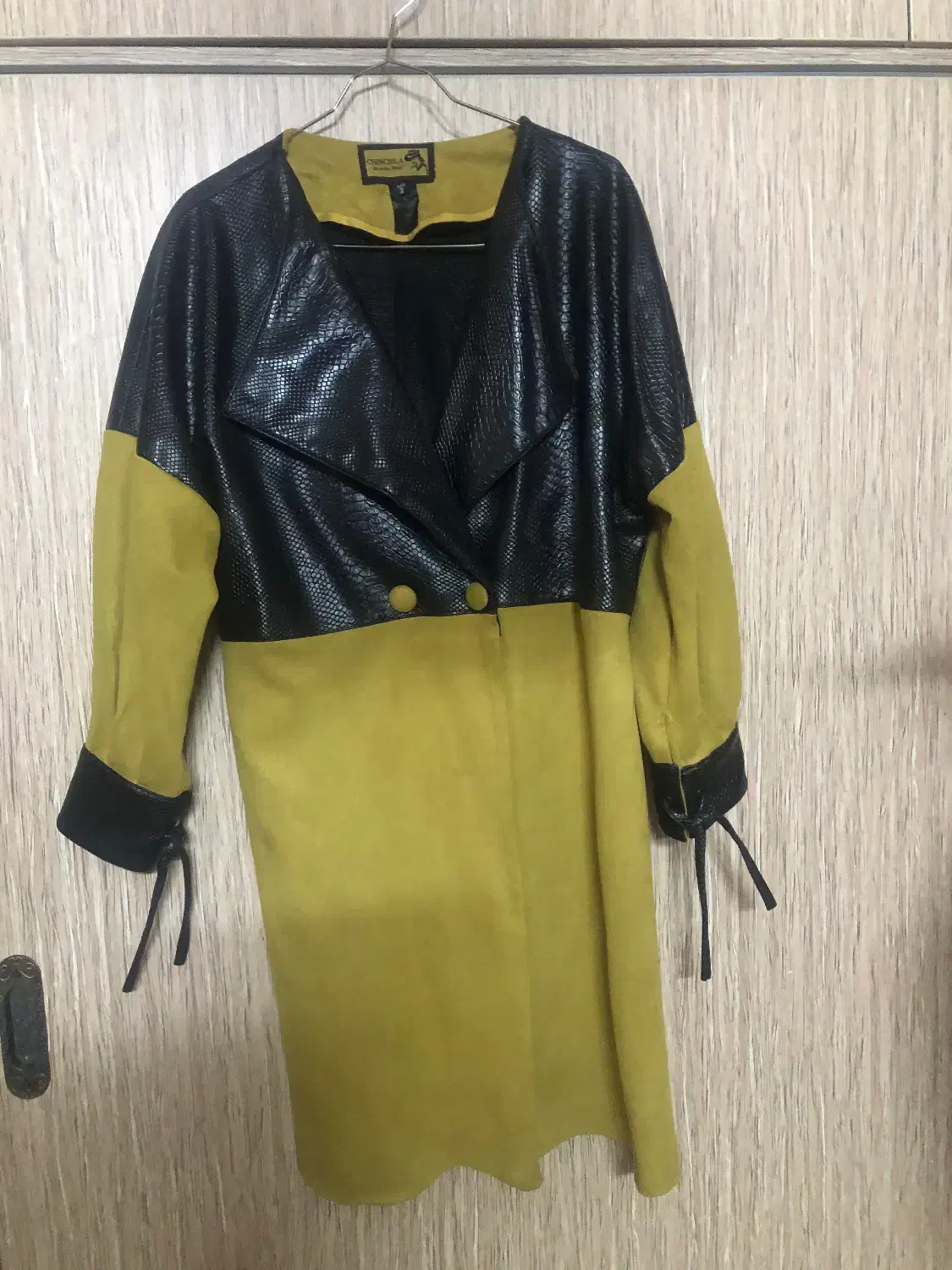 پالتو سوییت وچرم|لباس|اصفهان, سرچشمه|دیوار