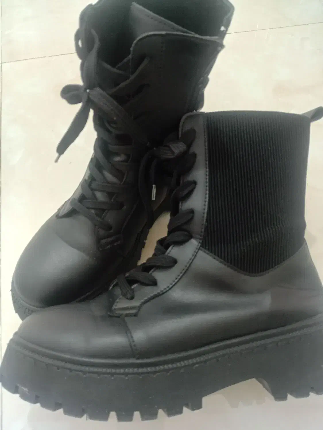 دوجفت پوتین|کیف، کفش، کمربند|رشت, بازار|دیوار