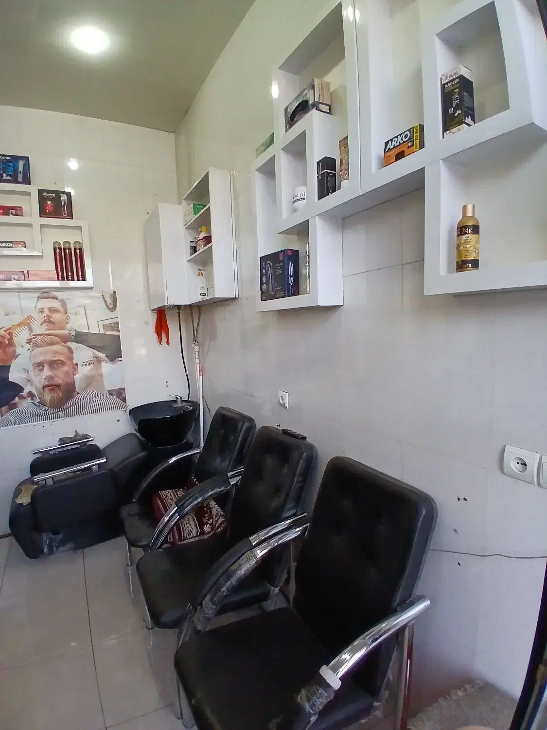 لوازم آرایشگاه با تمام تجهیزات واگذار می گردد|آرایشگاه و سالن‌های زیبایی|میانه, |دیوار