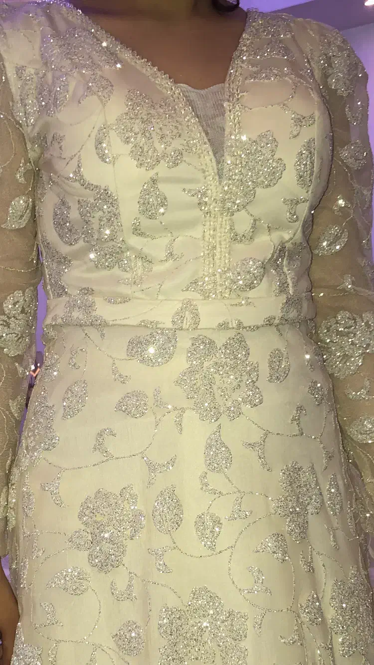 پیراهن مجلسی|لباس|رباط‌کریم, رباط‌کریم|دیوار