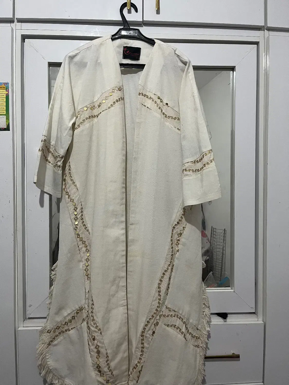 مانتو|لباس|مشهد, قائم|دیوار