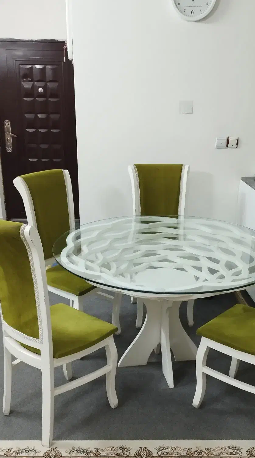 میز نهار خوری چهار نفره تمیز با شیشه سکوریت|میز و صندلی غذاخوری|قم, پردیسان|دیوار