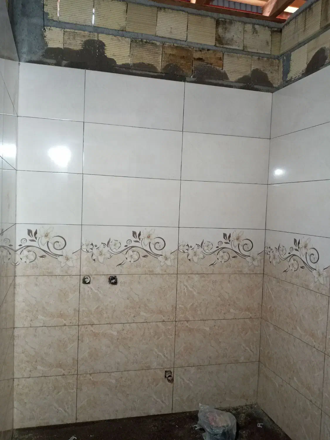 کاشی کاری و سرامیک کاری چسبی و ملاتی انجام میشود|خدمات پیشه و مهارت|رشت, رشتیان|دیوار