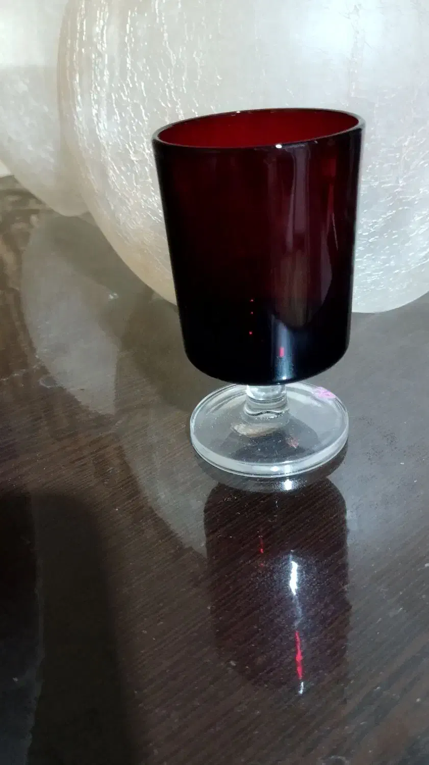 گیلاس یاقوتی قدیمی|ظروف سرو و پذیرایی|امیدیه, |دیوار