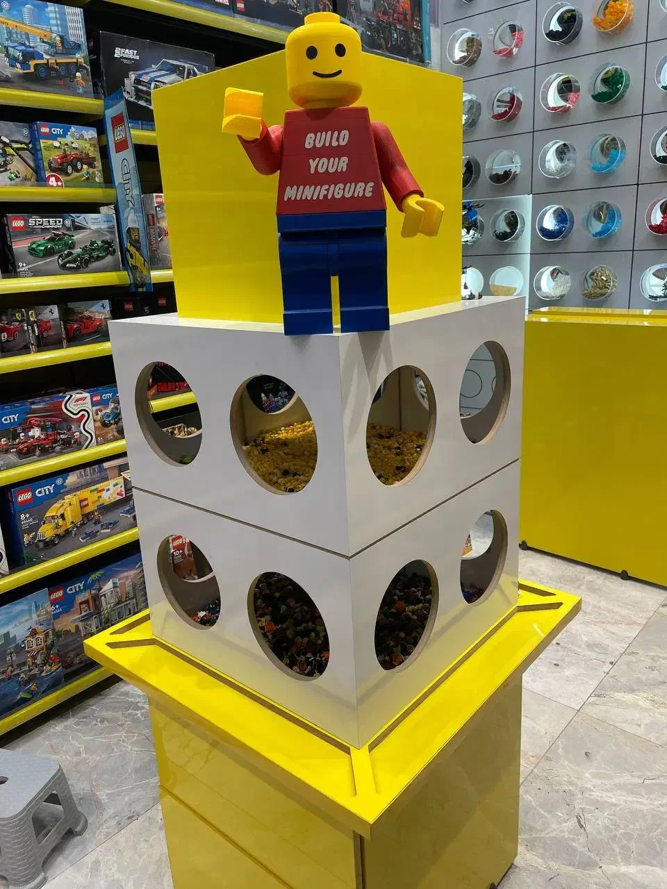 استخدام کارمند/فروشنده لگو شاپ|استخدام خدمات فروشگاه و رستوران|تهران, حسینآباد|دیوار