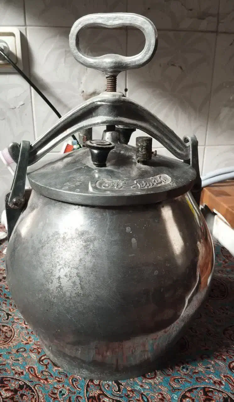 دیگ بخار وپلوپز|ظروف پخت‌وپز|یزد, |دیوار