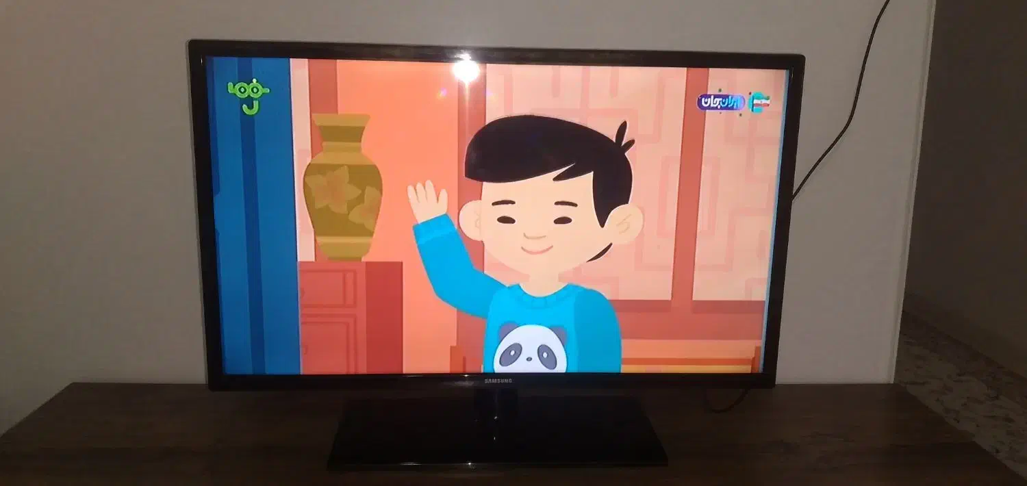 تلویزیون ۳۲ اینچ به همراه میز|تلویزیون و پروژکتور|همدان, |دیوار