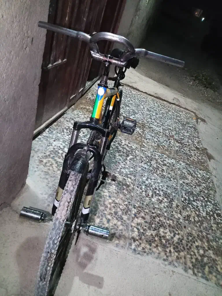 دوچرخه|دوچرخه، اسکیت، اسکوتر|خاش, |دیوار