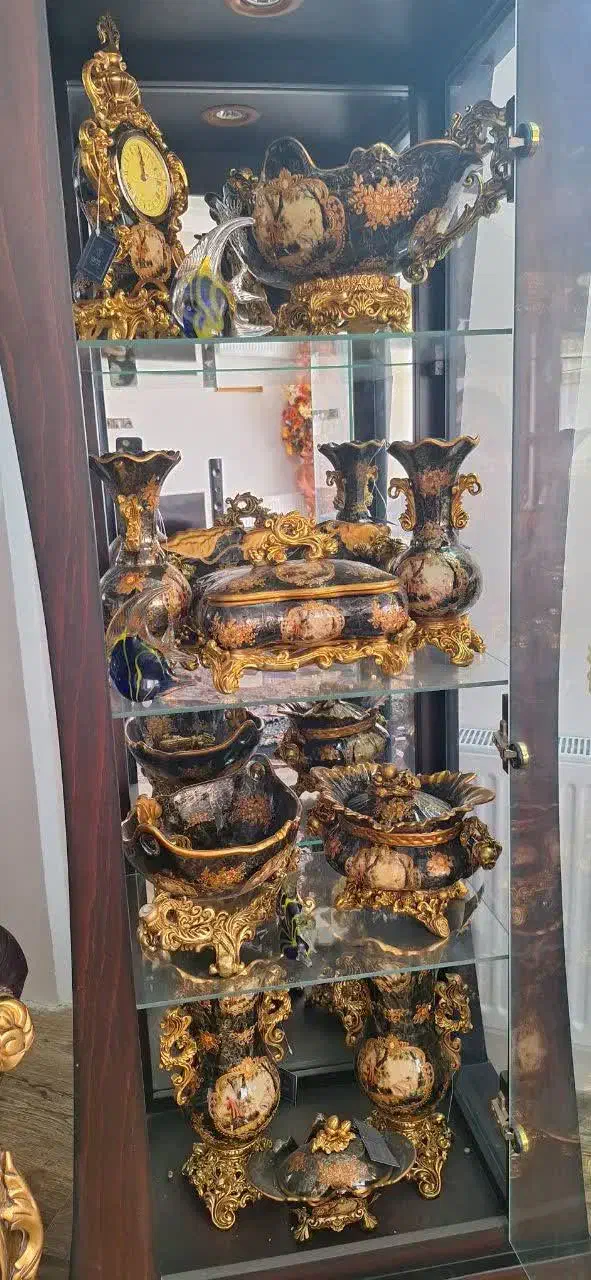 ظروف تزیینی ویترین زیرخاکی|کلکسیون اشیاء عتیقه|اصفهان, امامزاده اسماعیل|دیوار