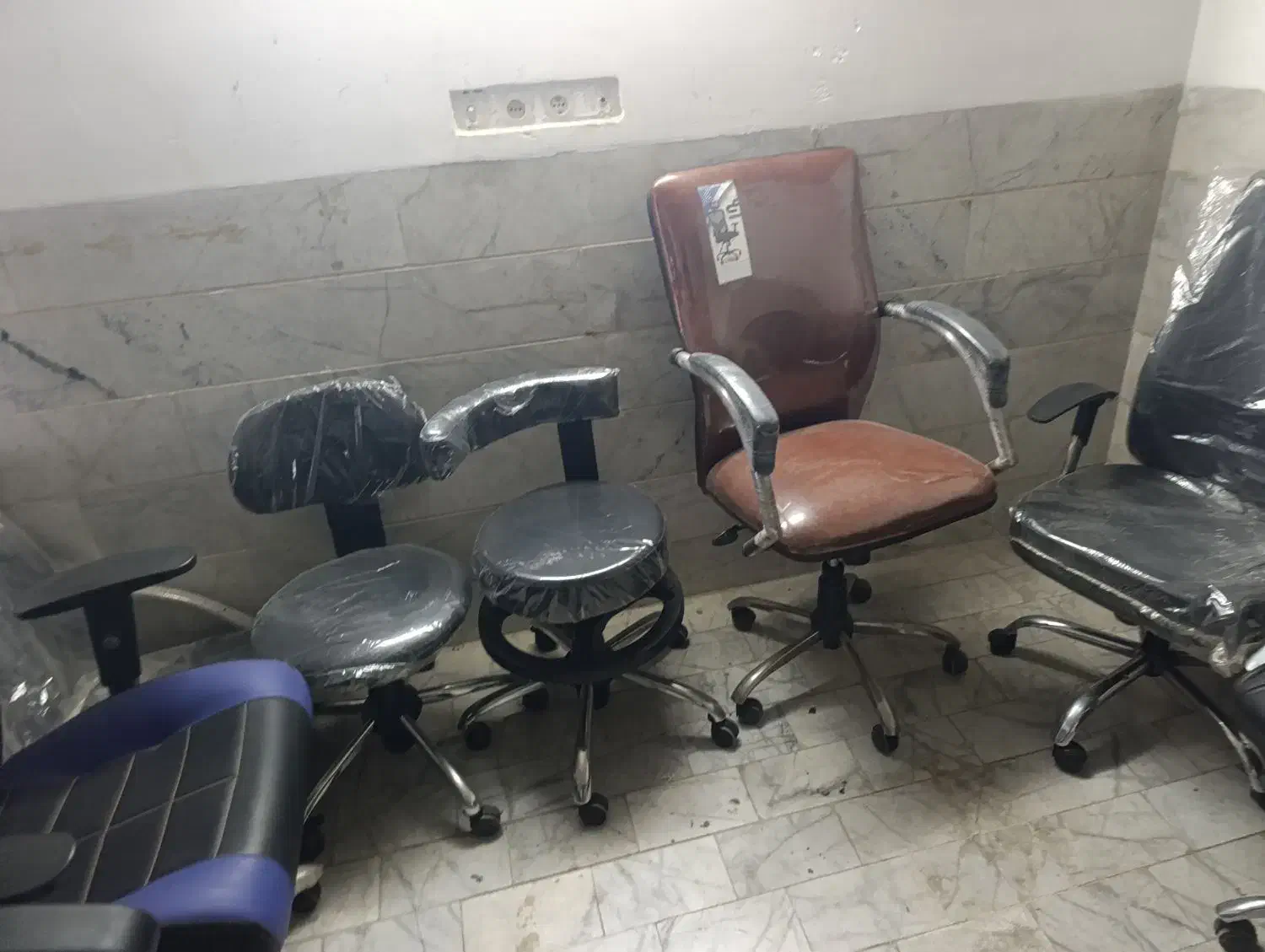 ب دلیل تغییر شغل زیر قیمت بازار تمامی اجناس|مبلمان اداری|یزد, |دیوار