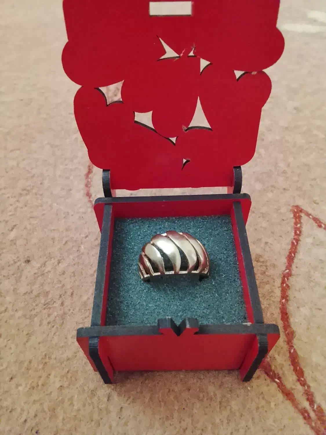 انگشتر با جعبه|بدلیجات|شاهینشهر, عطار|دیوار