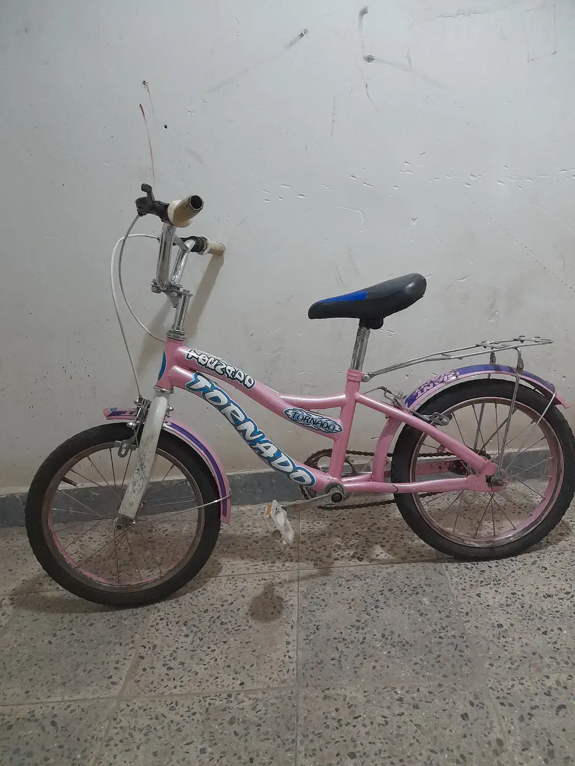 دوچرخه ی فروشی دو عدد|دوچرخه، اسکیت، اسکوتر|میانه, |دیوار