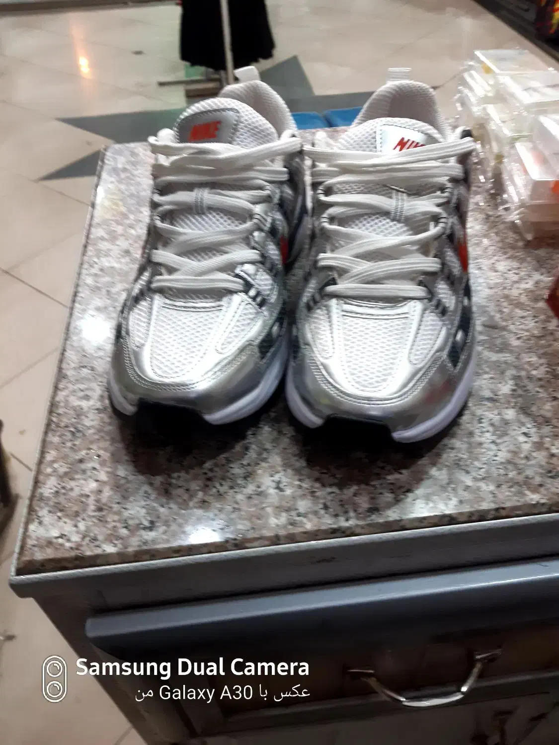 کتونی نایک|کیف، کفش، کمربند|سرعین, |دیوار