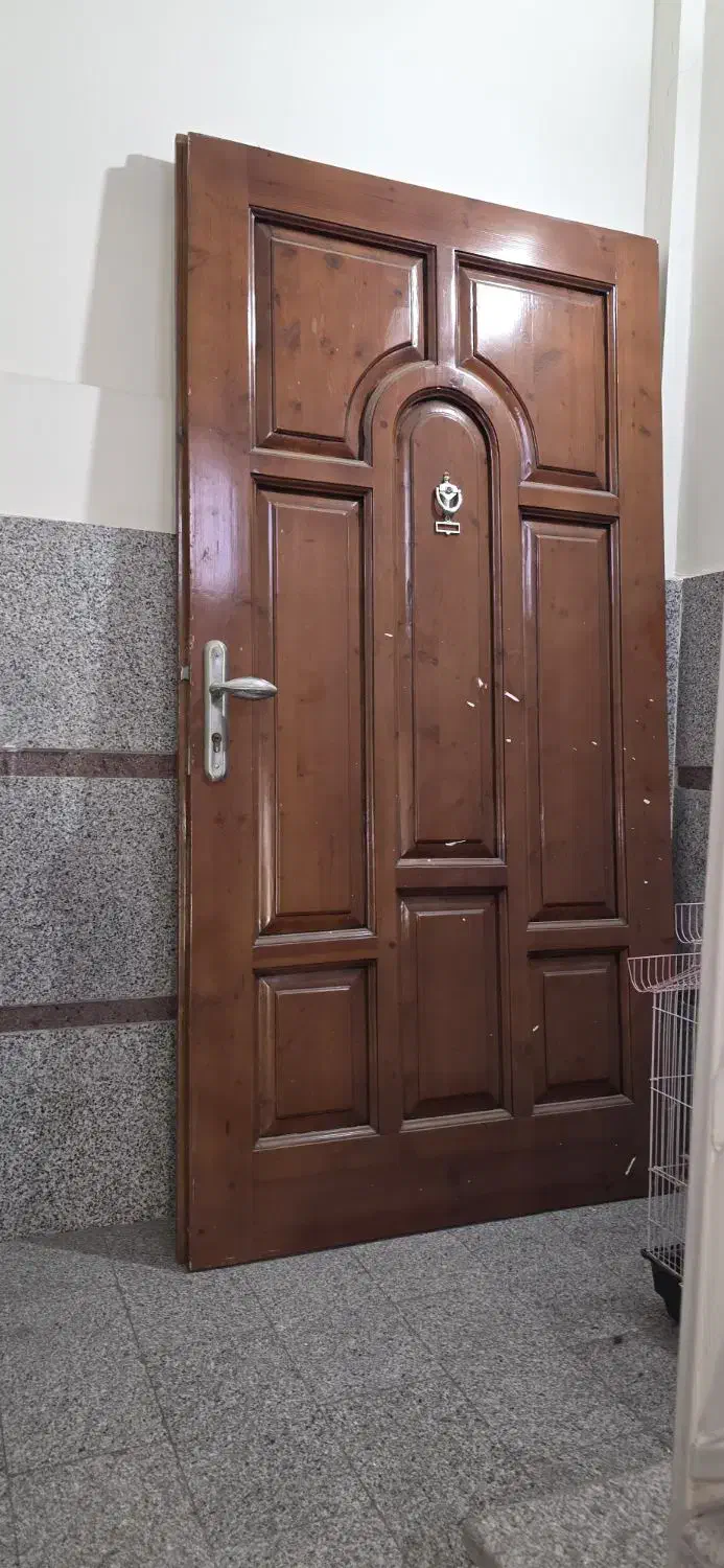 درب چوبی ورودی آپارتمان تمیز و بدون خط ووخش|مصالح و تجهیزات ساختمان|تهران, توحید|دیوار