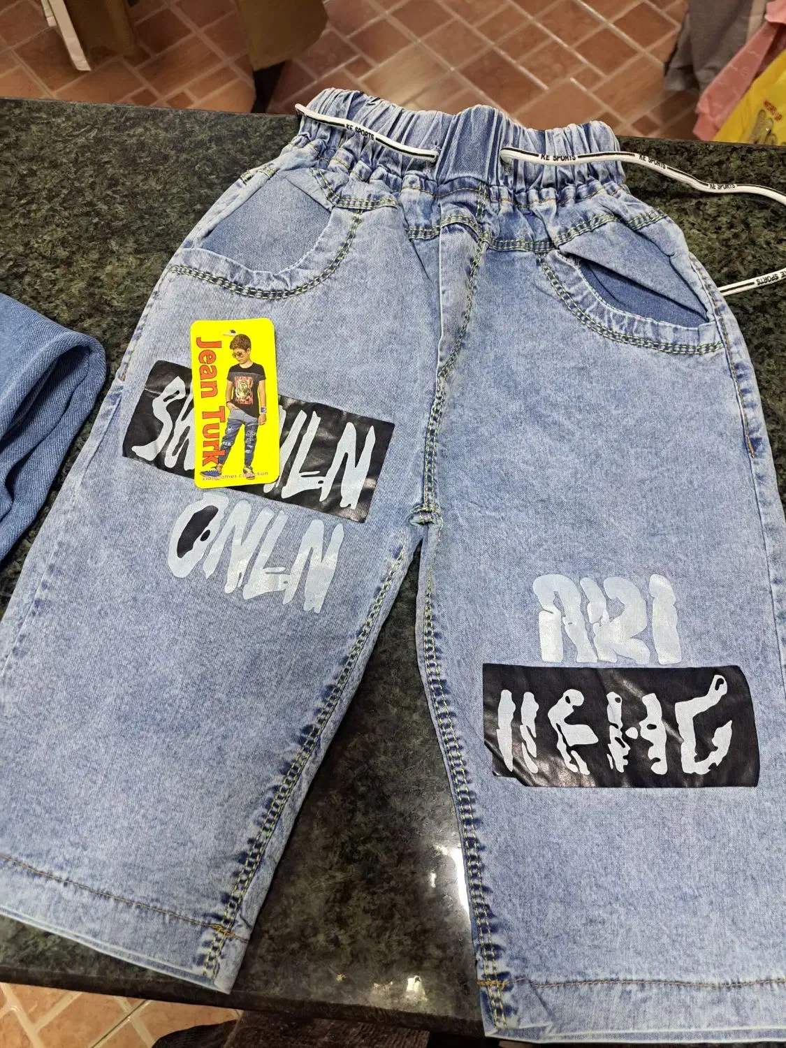 شلوارک|لباس|مشهد, کارگران|دیوار