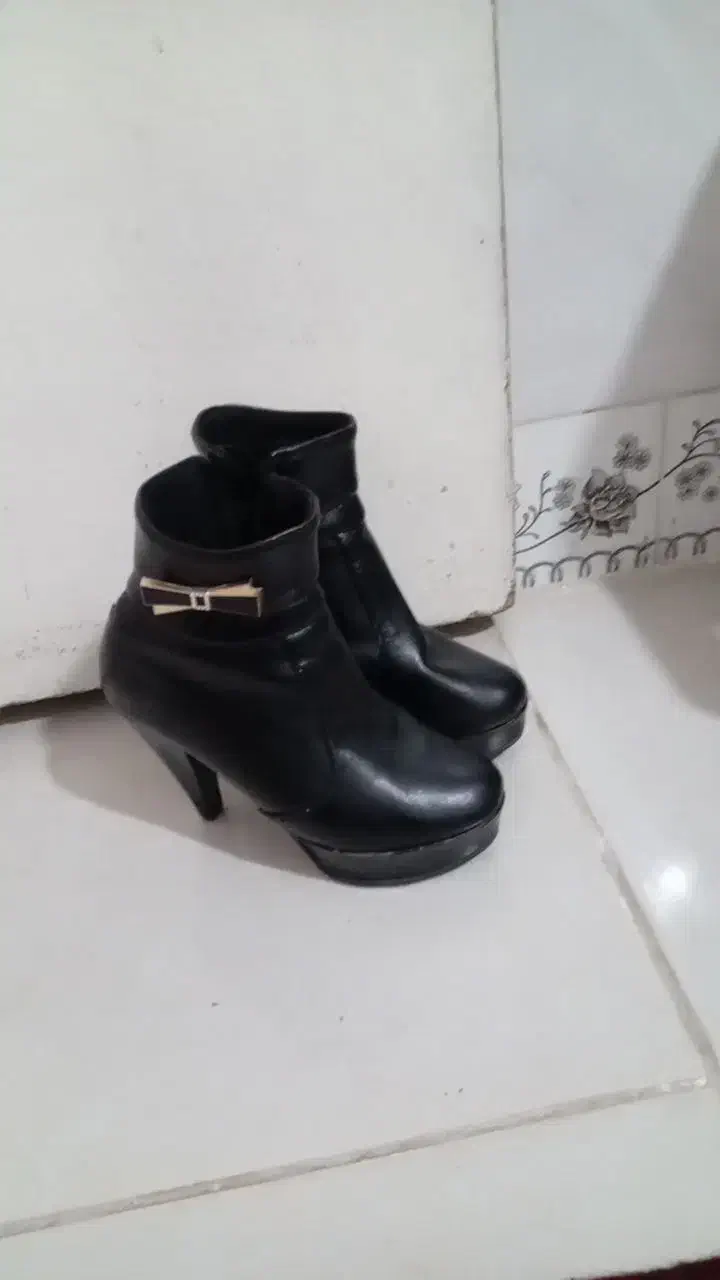 ۲عددلباس درحد ۲جفت کفش درحدنو و روروئک وکاپشن شیک|کالسکه و لوازم جانبی|مشهد, خواجه ربیع|دیوار