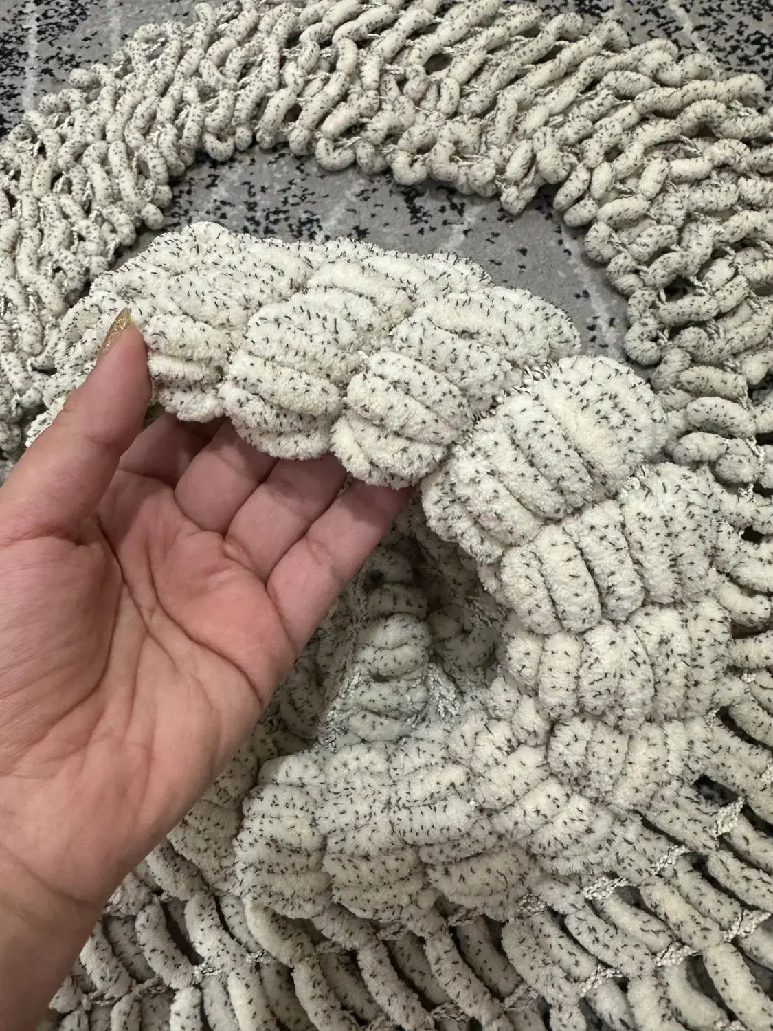 کلاه و شالگردن شیک نو نو کرمی|لباس|اندیشه, اندیشه فاز ۱|دیوار