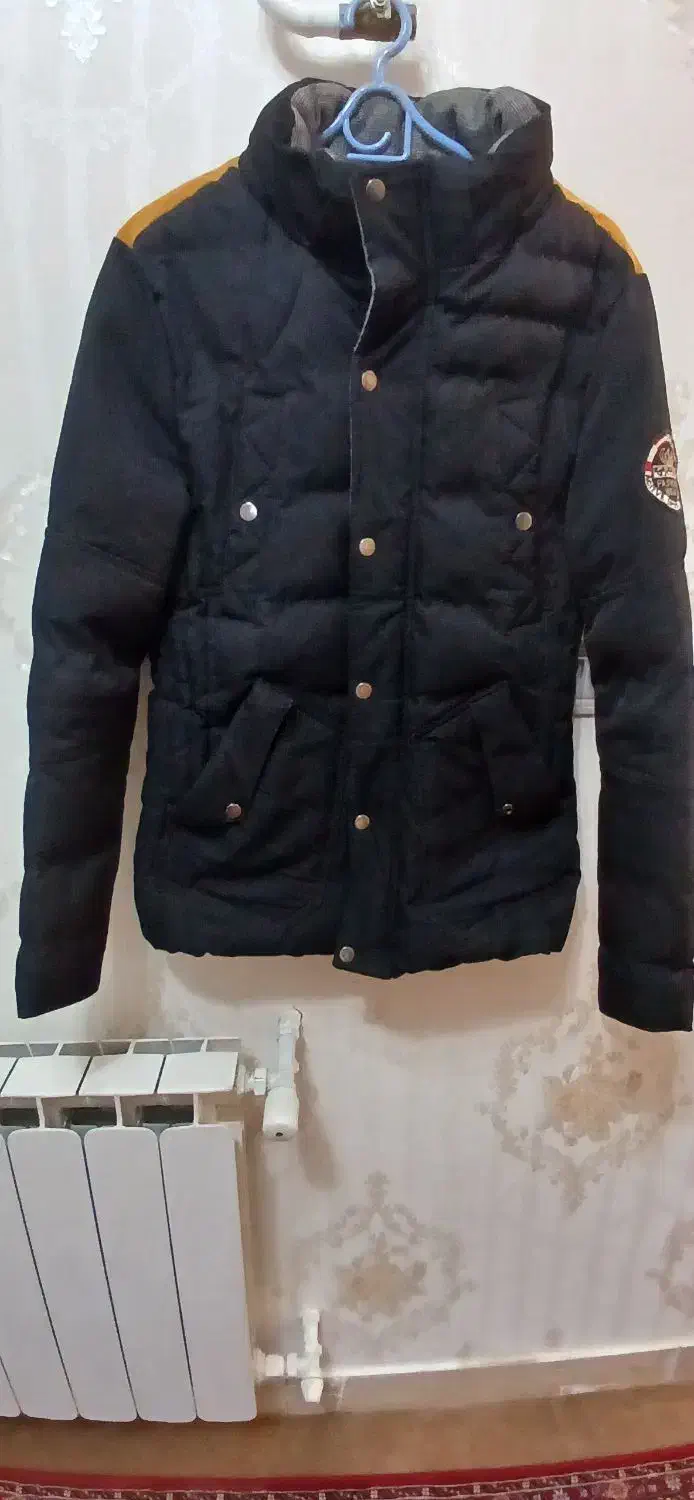 کاپشن.کفش|لباس|آذرشهر, |دیوار