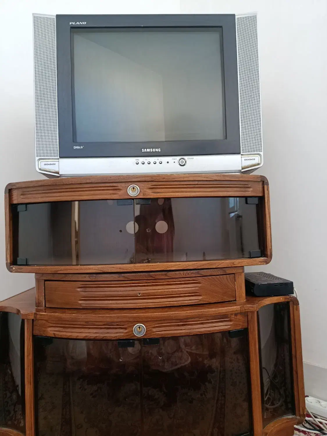 فروش تلویزیون با میز|تلویزیون و پروژکتور|قائن, |دیوار