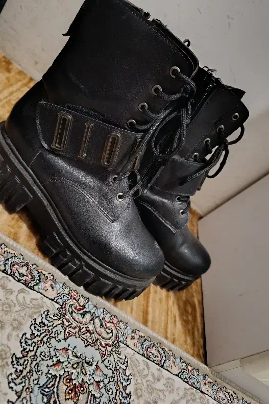 کفش|کیف، کفش، کمربند|سلماس, |دیوار