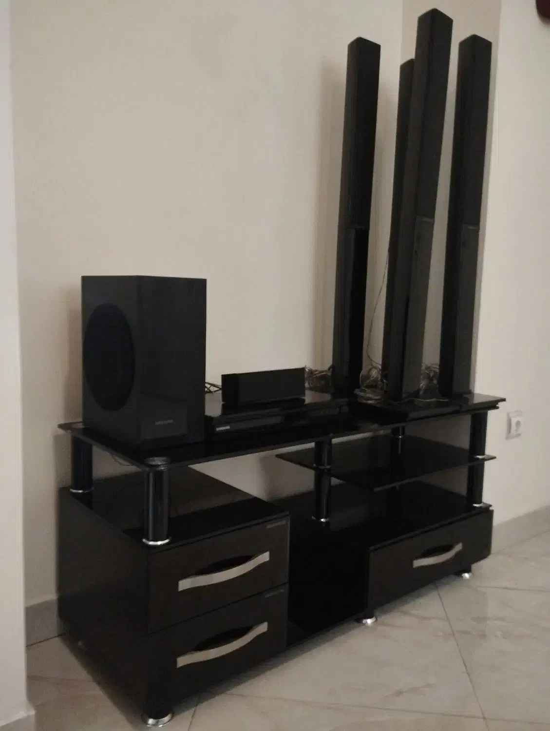 سینمای خانواده همراه با میز تلویزیون|سیستم صوتی خانگی|تهران, تسلیحات|دیوار