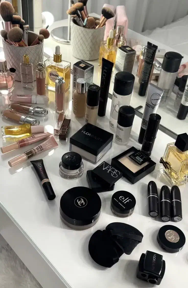 لاین ناخن مژه ارایش دائم و..|استخدام درمانی، زیبایی، بهداشتی|بم, |دیوار