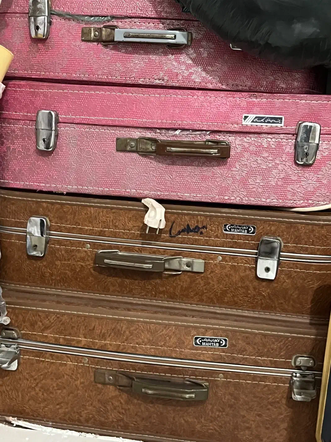 چمدان قدیمی|کلکسیون اشیاء عتیقه|اهواز, زیتون کارگری|دیوار