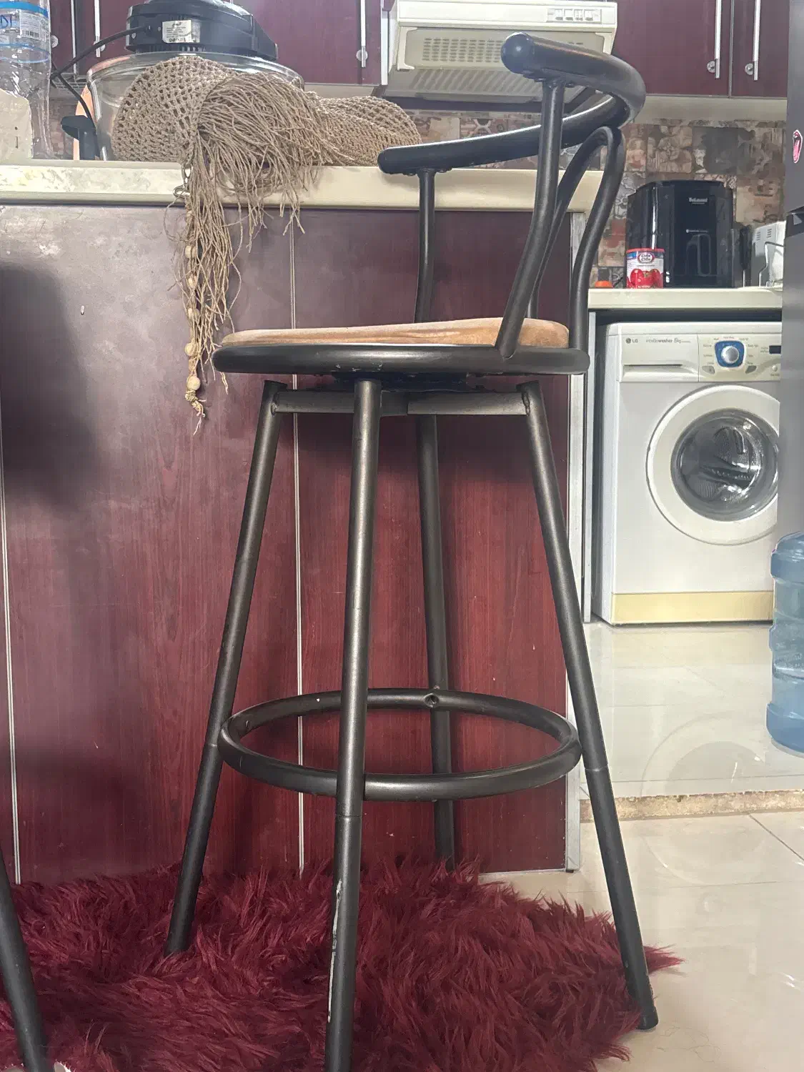 سه عدد صندلی|صندلی و نیمکت|کیش, |دیوار