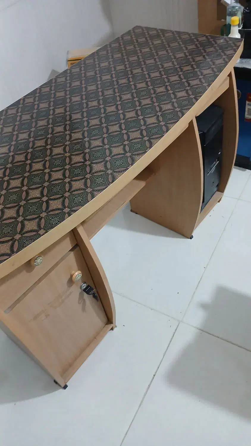 میز کامپیوتر سالم و تمیز|میز تحریر و کامپیوتر|اهواز, منبع اب|دیوار