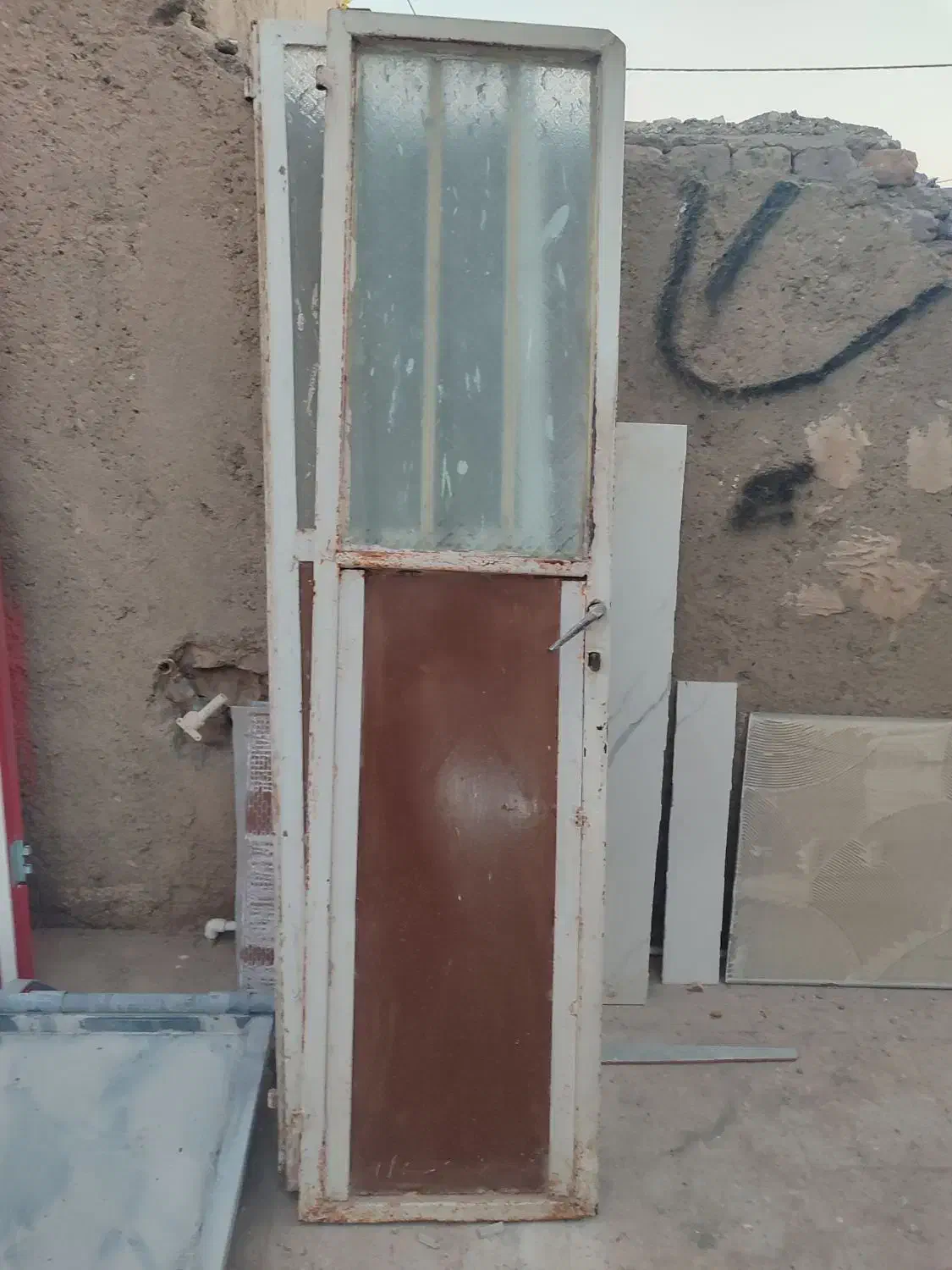 تعدادی درب و پنجره ونبشی استفاده شده.|مصالح و تجهیزات ساختمان|زابل, |دیوار