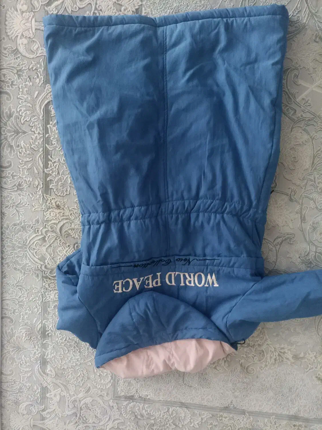 تعدادی کاپشن و.مانتو|لباس|نی‌ریز, |دیوار