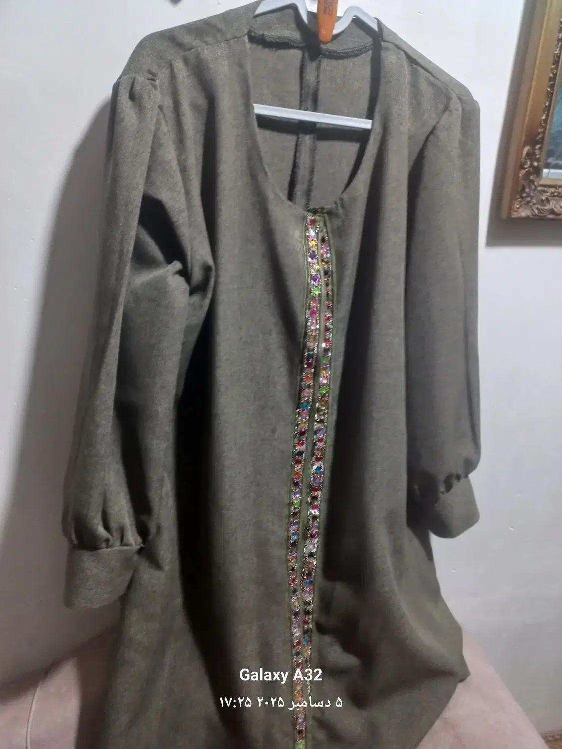 مانتو سبز تیره|لباس|اهواز, گلستان|دیوار