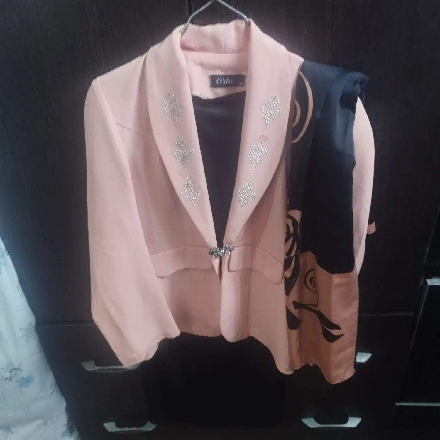 لباس مجلسی|لباس|رباط‌کریم, رباط‌کریم|دیوار