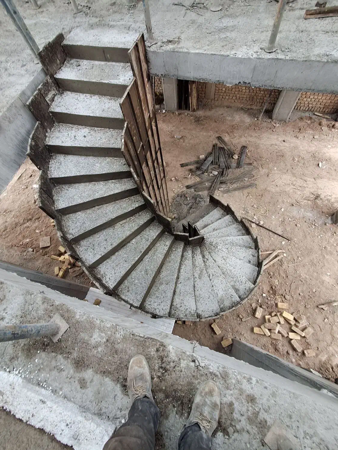 آرماتور بندی و اجرای پله گرد|خدمات پیشه و مهارت|زنجان, |دیوار