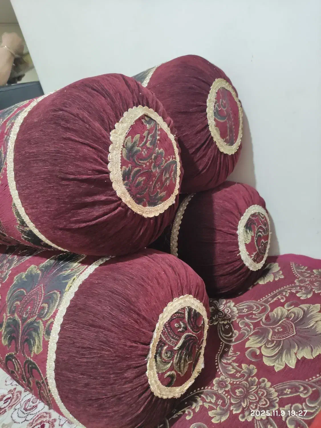 پشتی یا بالشت گرد|مبلمان خانگی و میز عسلی|فولادشهر, B5|دیوار