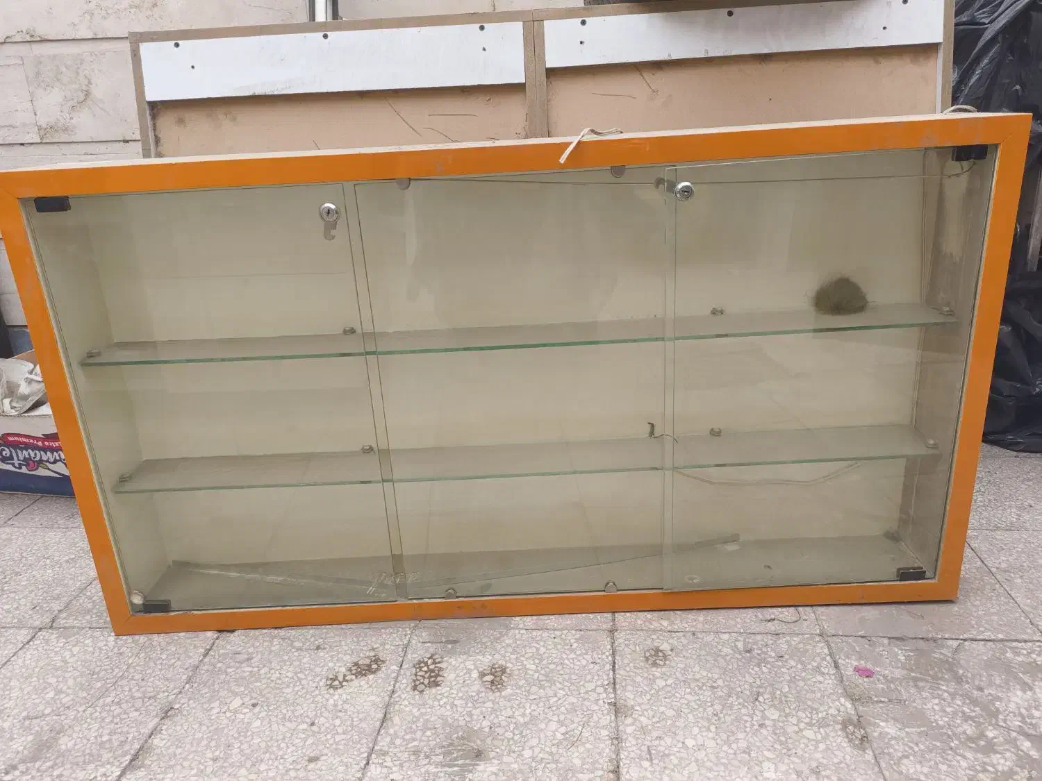 میز ب همراه ویترین مناسب برای مغازه موبایلی|بوفه، ویترین، کنسول|قم, چهل اختران|دیوار