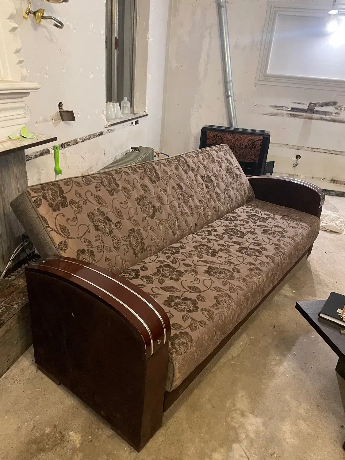 مبل شرکتی ۸ نفره تخت خواب شو|مبلمان خانگی و میز عسلی|چاف و چمخاله, |دیوار