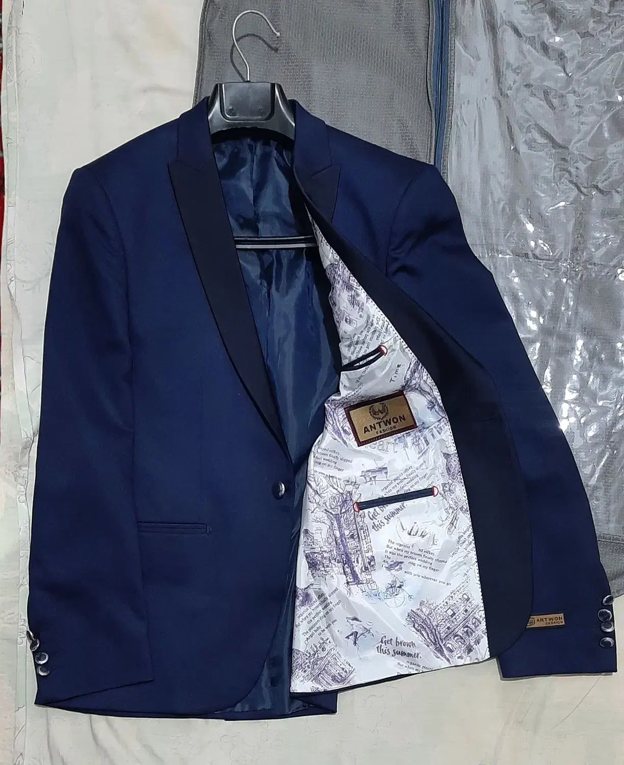 کت و شلوار سرمه ای|لباس|لاهیجان, کاروانسرابر|دیوار