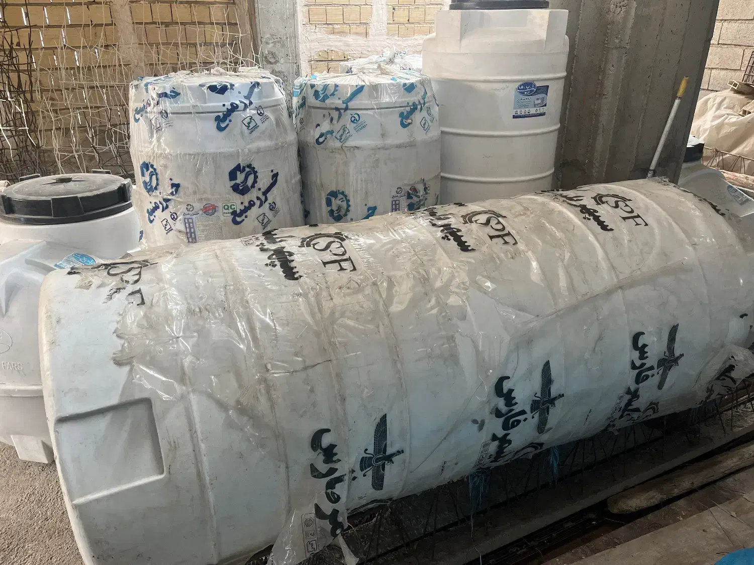 منبع آب (تانکر)|مصالح و تجهیزات ساختمان|اندیشه, شهرک صدف|دیوار