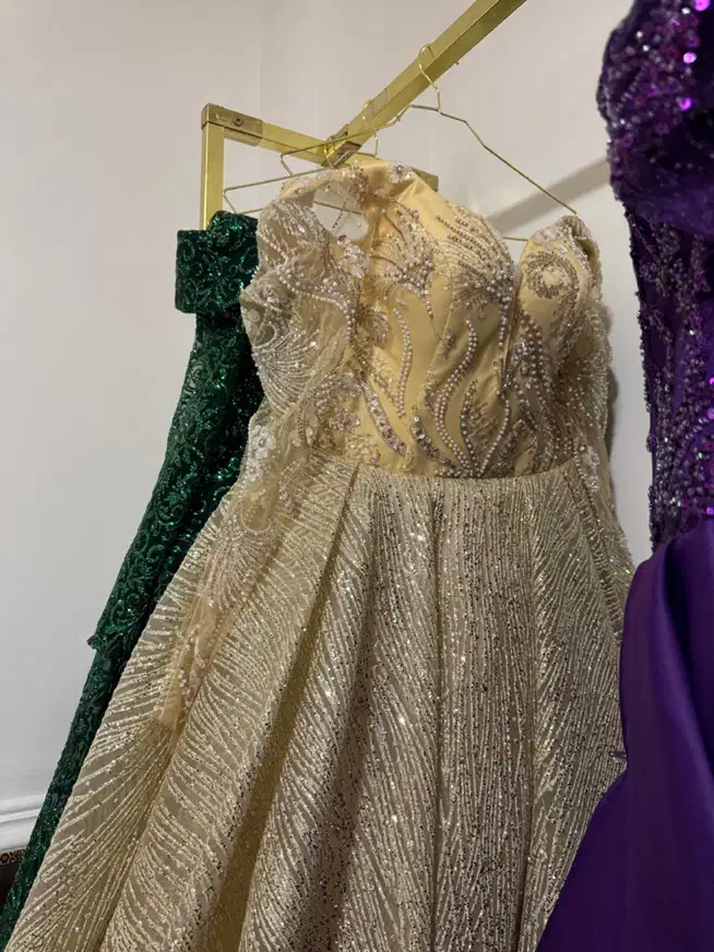 لباس عروس و لباس حنابندان|لباس|شیراز, آبیاری|دیوار