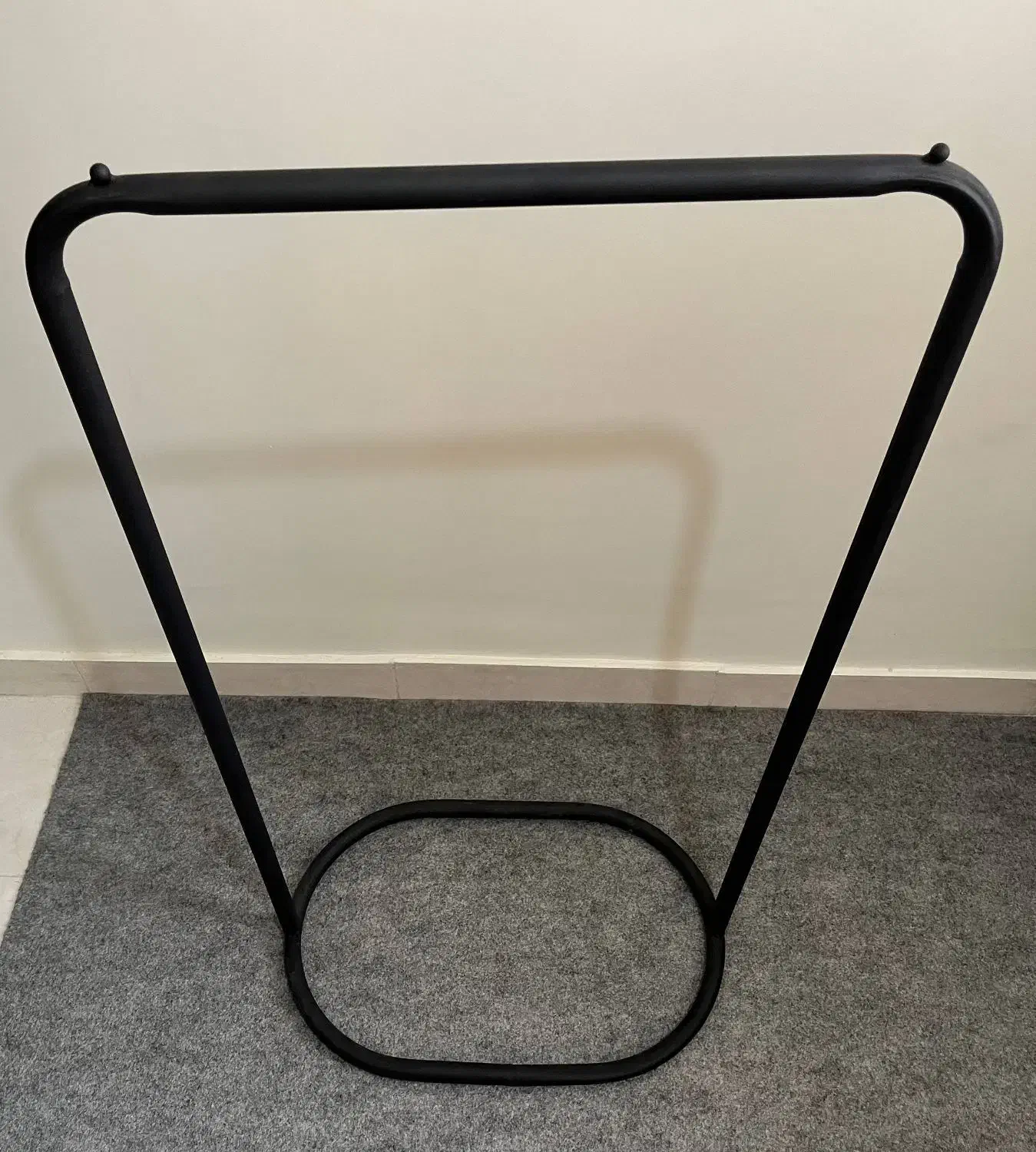 رگال لباس مدرن|بندرخت و رخت‌آویز|قدس, شهر‌قدس|دیوار