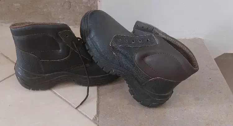 کفش ایمنی|کیف، کفش، کمربند|شیراز, لاله|دیوار