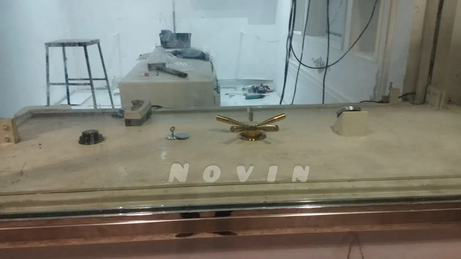 اجرای گاوصندوق آسانسوری همراه با شیشه ضد گلوله|ابزارآلات|همدان, |دیوار