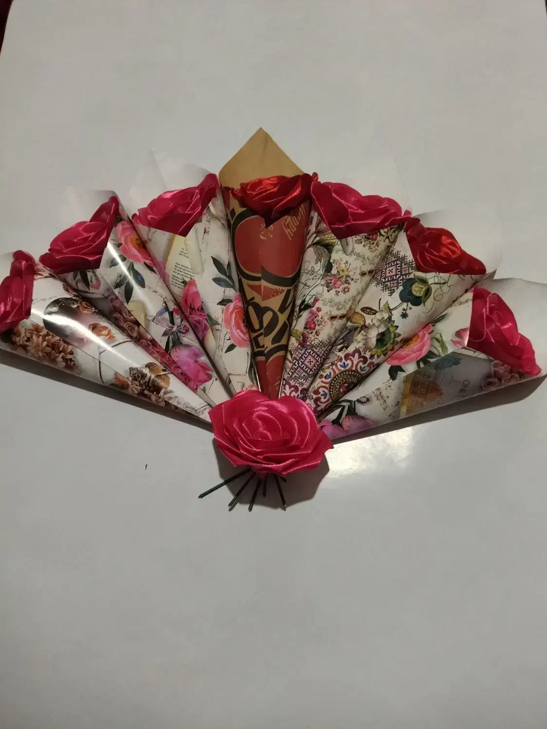 شاخه گل روز (زن)|گل مصنوعی|بروجرد, |دیوار