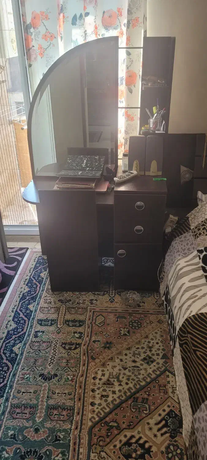 تخت یکنفره با میز تحریر|تشک تختخواب|تهران, باغ فیض|دیوار