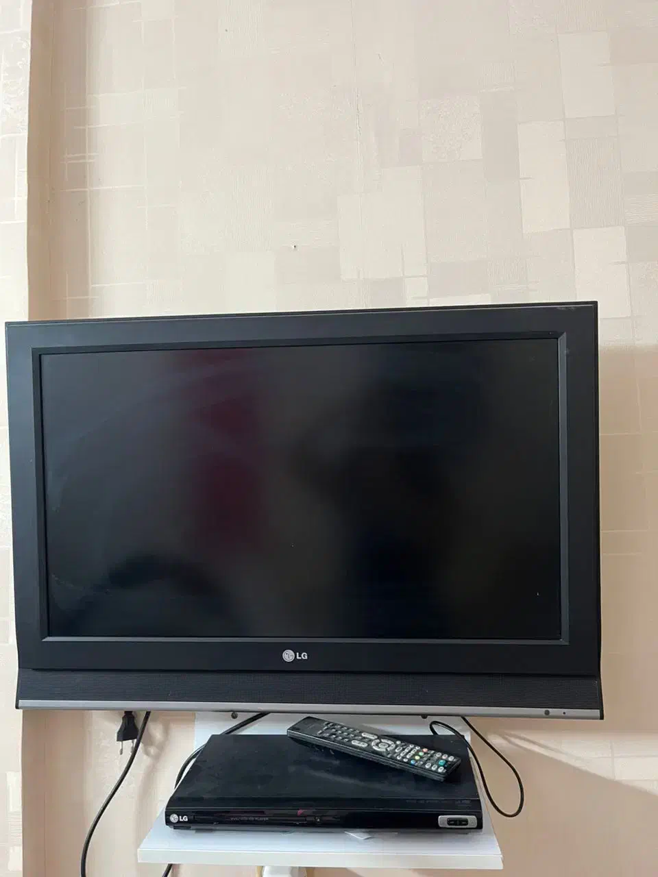 تلویزیون ۳۳ اینج  ال جی بع همراه دی وی دی|تلویزیون و پروژکتور|سمنان, |دیوار