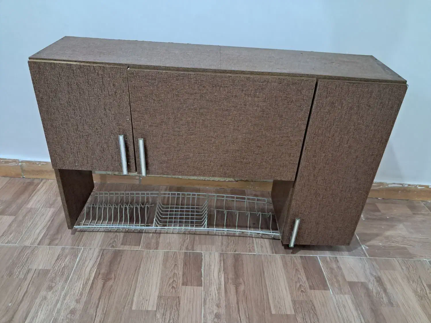 آبچکان|آب‌چکان و نظم‌دهنده ظروف|رشت, دخانیات|دیوار